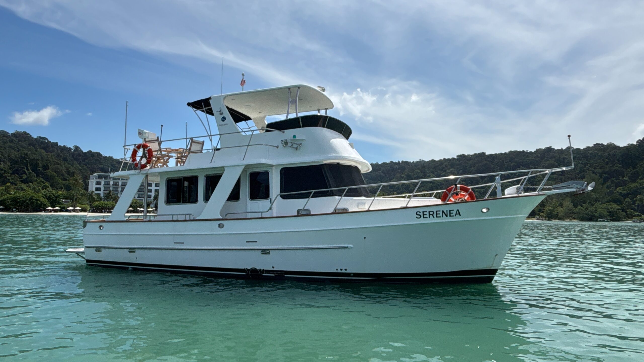2013 Explorer Motor Yachts 40 Sedan | Serenea