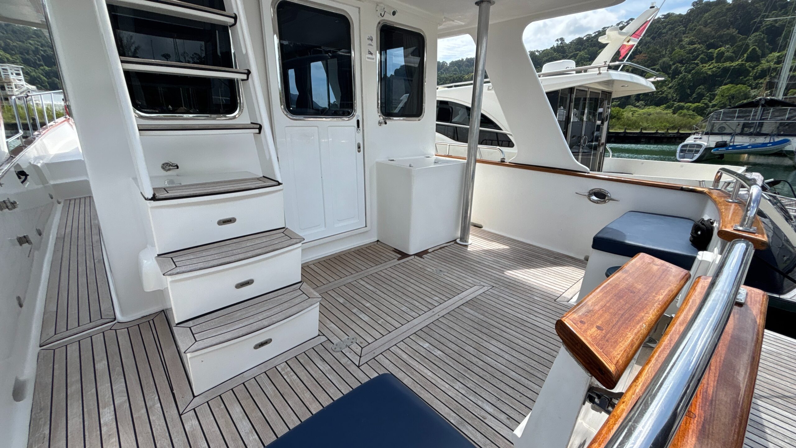 Explorer Motor Yacht 40 Sedan