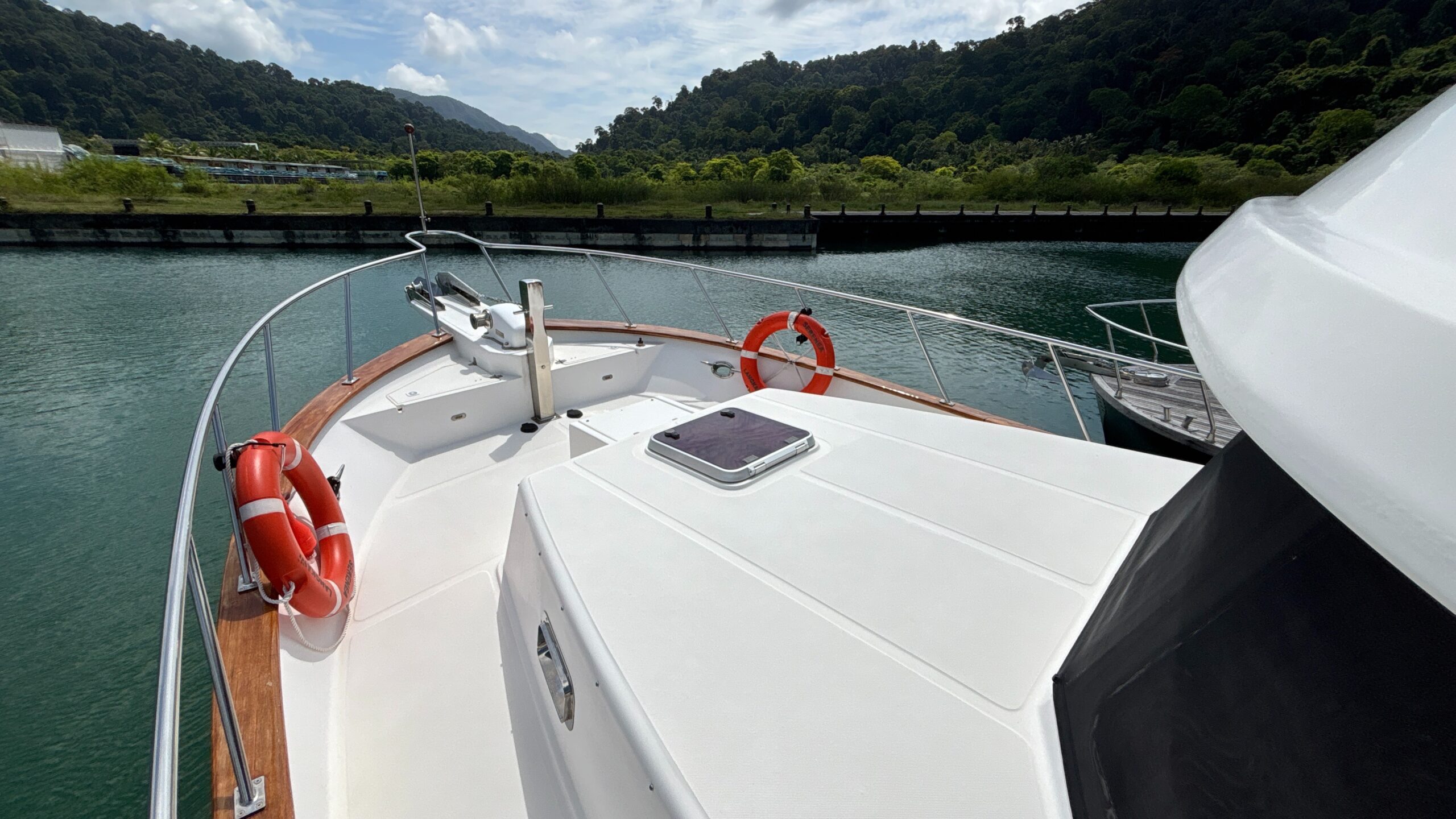 Explorer Motor Yacht 40 Sedan
