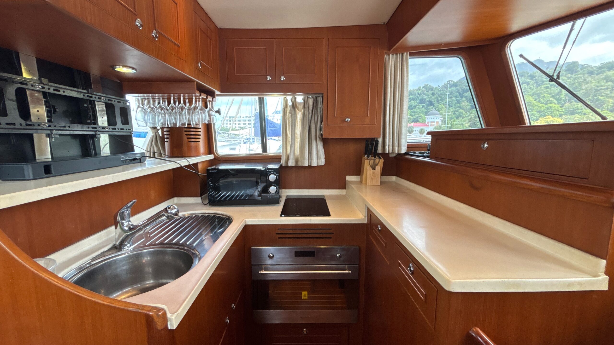 Explorer Motor Yacht 40 Sedan