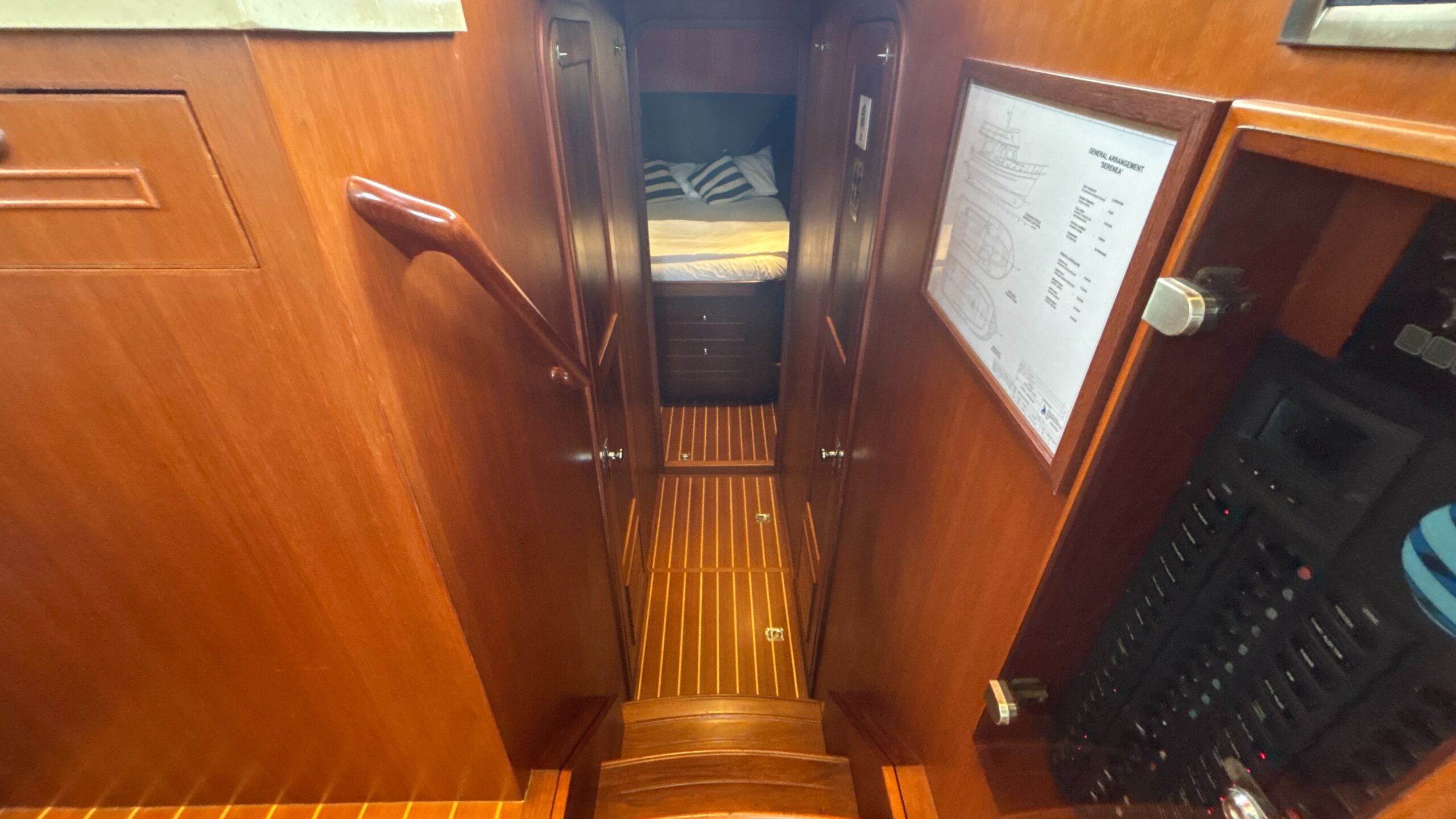 Explorer Motor Yacht 40 Sedan
