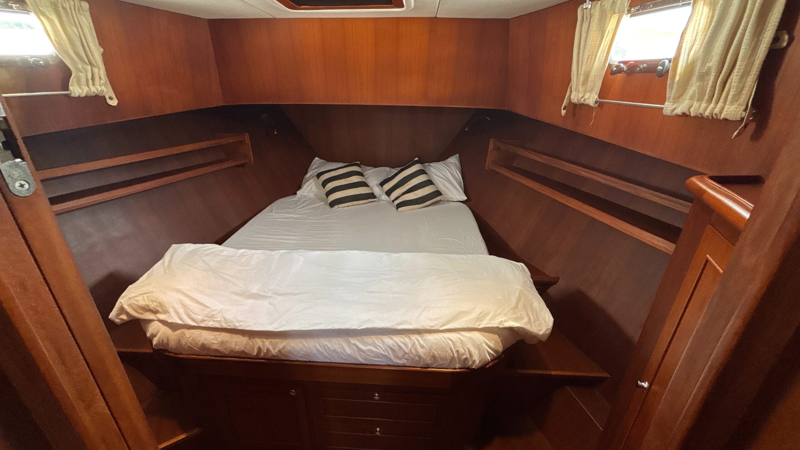 Explorer Motor Yacht 40 Sedan