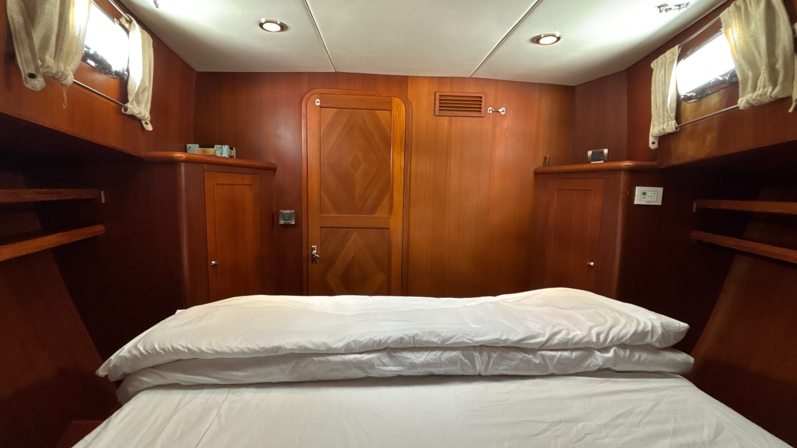 Explorer Motor Yacht 40 Sedan